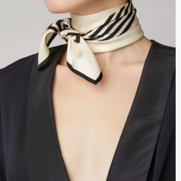 Le Scarf silk scarf NWOT - Picture 9 of 9